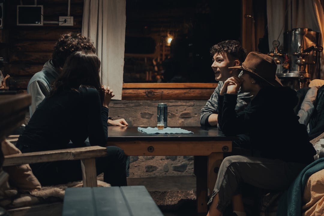 Ανάμεσα σε Σκιές και Φως