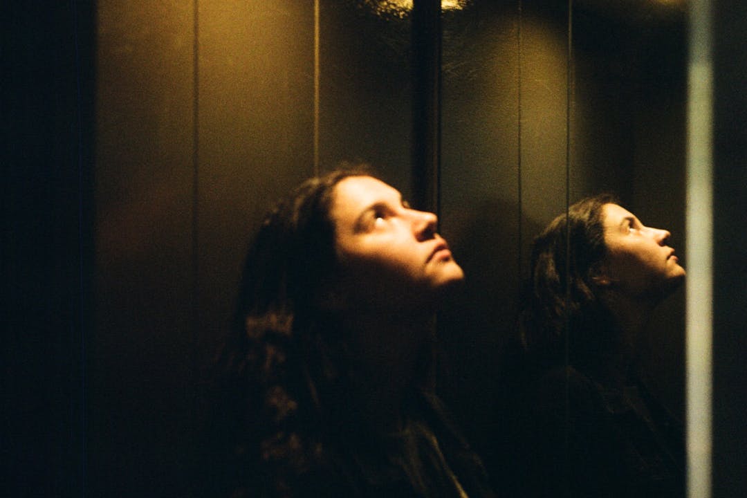 Ο Καθρέφτης του Ασανσέρ